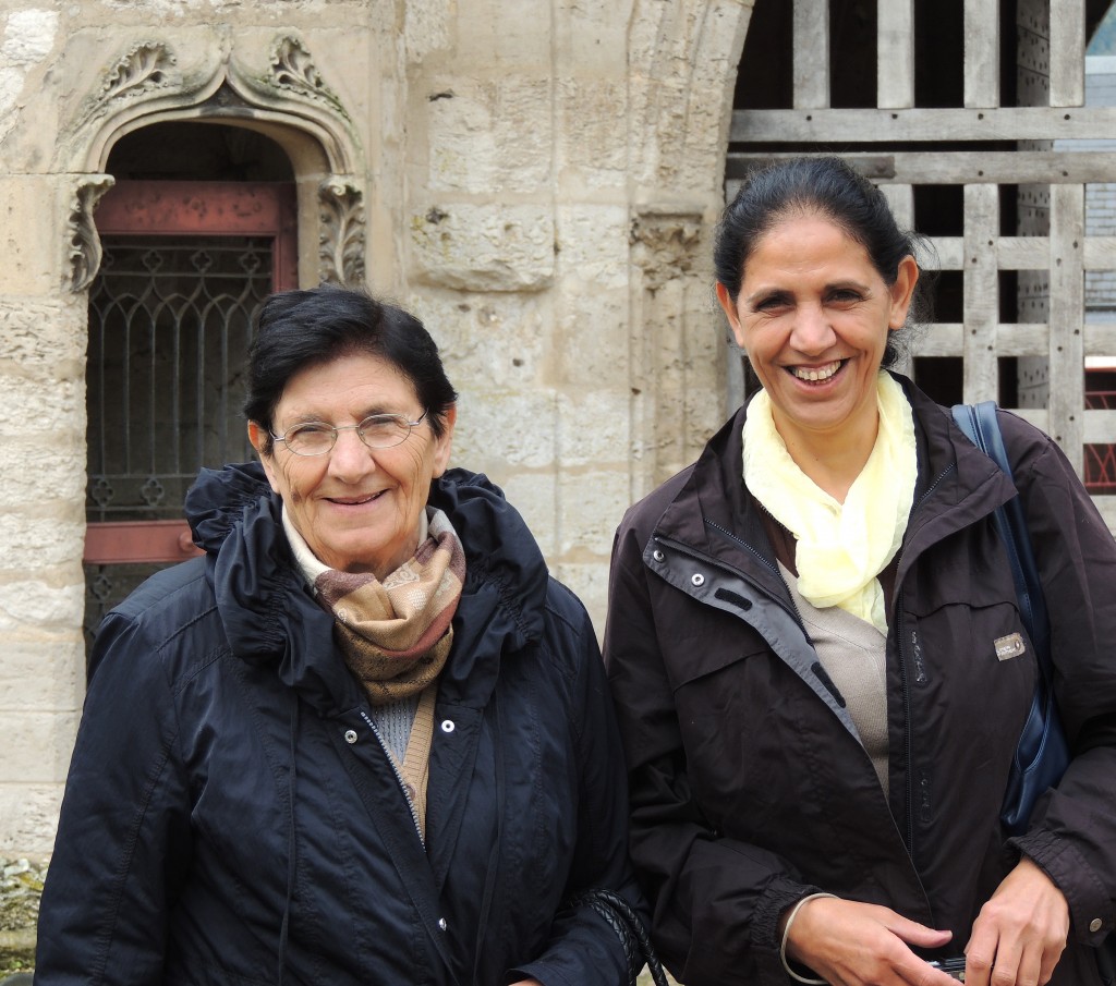 Deux personnes devant un bâtiment ancien.